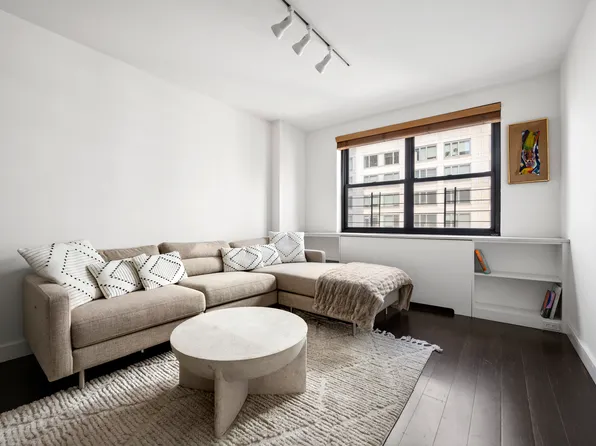 200 East 24th Street image 2 of 11