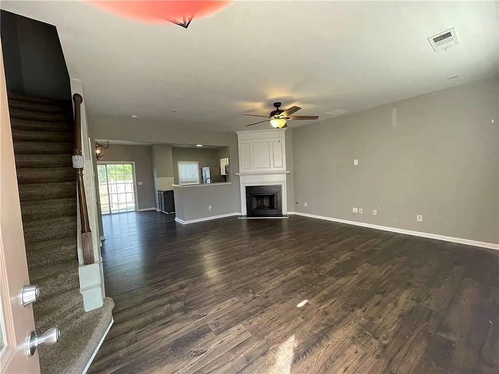 3 bed, 2.5 bath, 1386 sqft, $2,300 — Photo 3