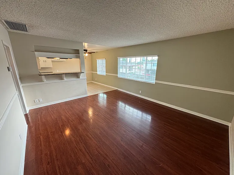 Large and Refurbished and Comfortable Units — Photo 11