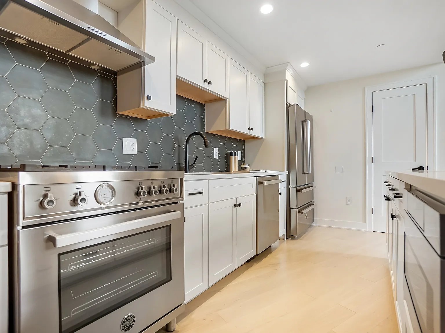 3 bed, 2.5 bath, 2087 sqft, $4,995 — Photo 2