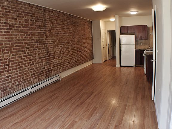 4th image of 325 Baldwin Ave
