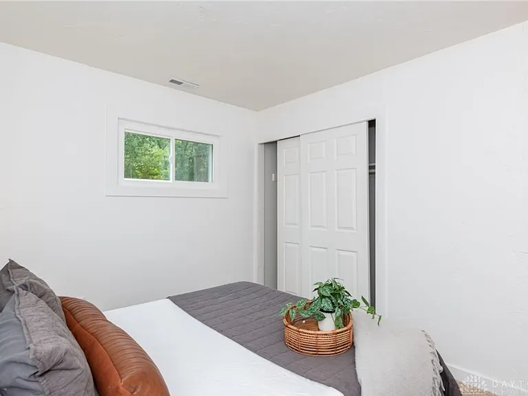 457 Marchmont Dr — Photo 1