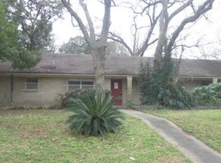 236 N Shanks St, Clute, TX 77531