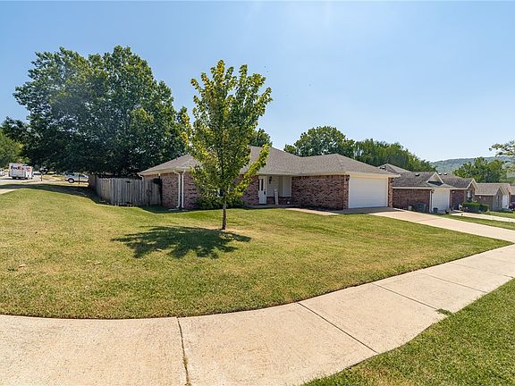 3rd image of 1138 S Oleander Ln