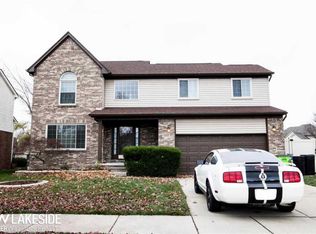 32087 Oakcrest Dr, Chesterfield, MI 48047