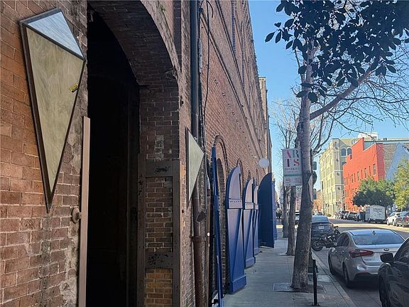 3rd image of 402 Julia St APT 401
