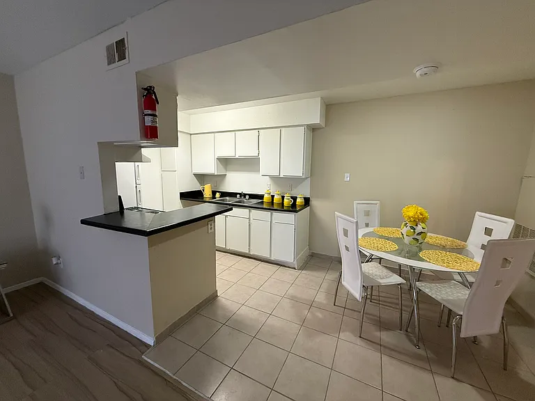 Villa Nueva Apartments — Photo 15