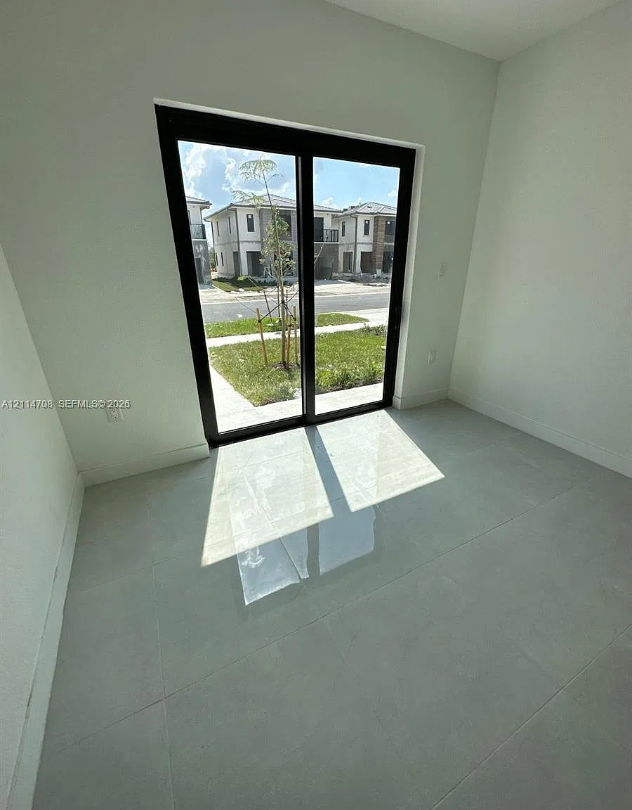 5 bed, 4.5 bath, 1902 sqft, $3,500 — Photo 4