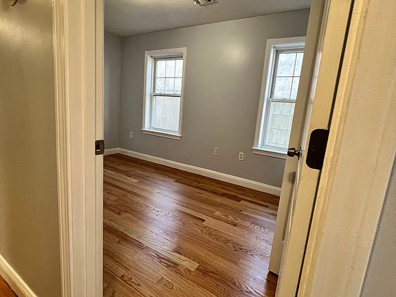 4th image of 1613 Dorchester Ave