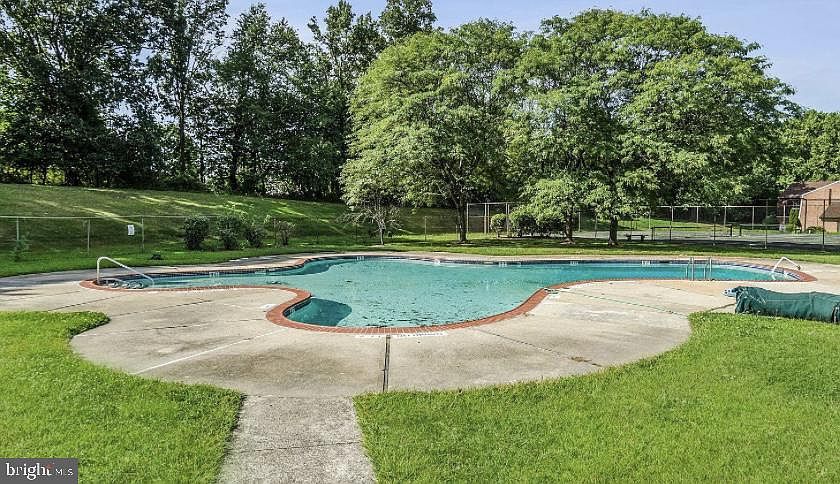 2nd image of 807 Meadow Woods Ln