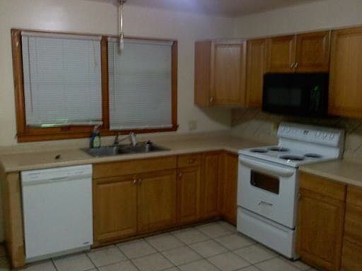 2nd image of 915 E 133rd St