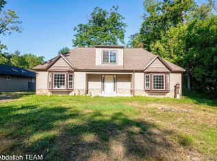 19316 Meridian Rd, Grosse Ile, MI 48138