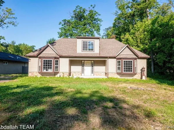 19316 Meridian Rd, Grosse Ile, MI 48138