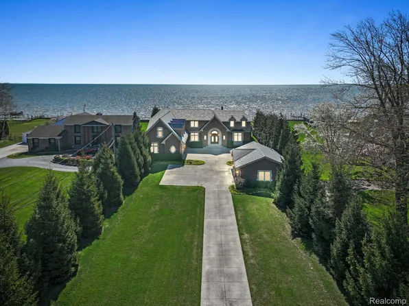 33000 Jefferson Ave, Saint Clair Shores, MI 48082