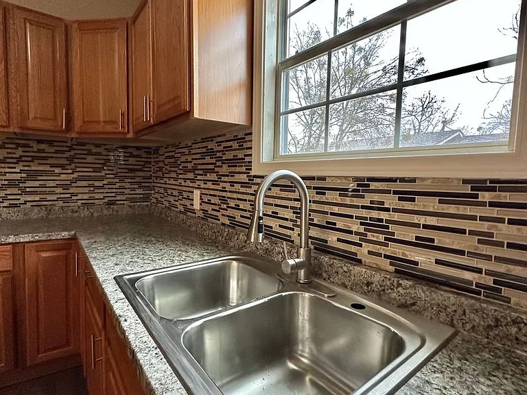 1320 Orient St — Photo 8