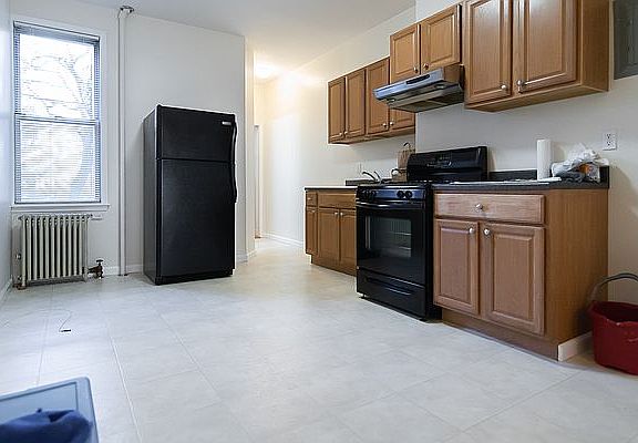 3rd image of 736 Humboldt St APT 1L