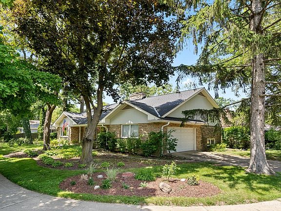 2nd image of 36 W Sheridan Pl