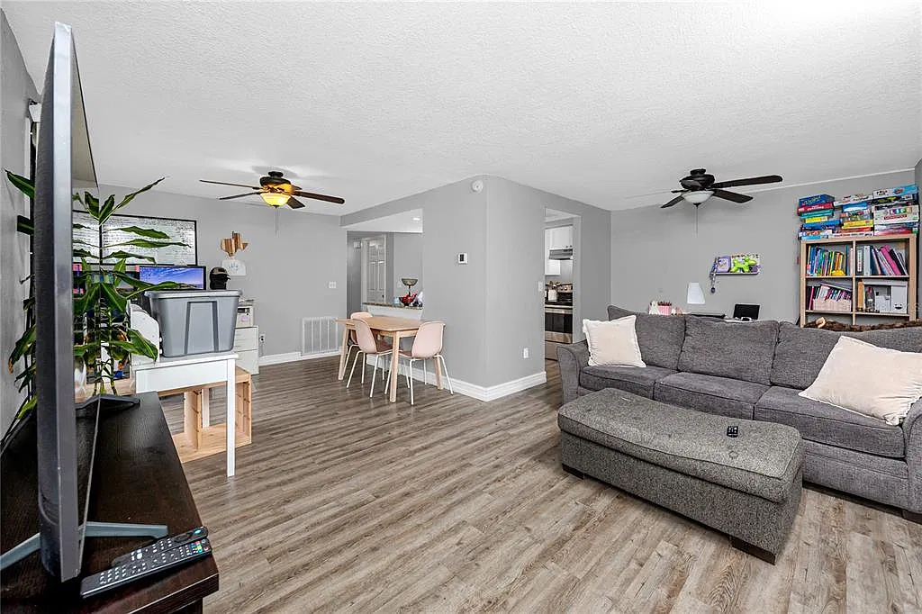 2 bed, 2.0 bath, 915 sqft, $1,700 — Photo 2