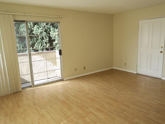 3rd image of 13610 Moorpark St APT 107