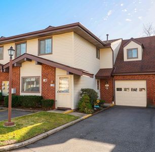 12 Cambridge Drive W #12, Copiague, NY, 11726