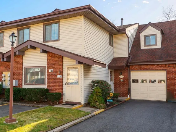 12 Cambridge Drive W #12, Copiague, NY 11726