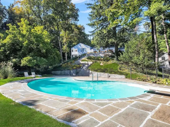 150 Factory Pond Road, Locust Valley, NY 11560