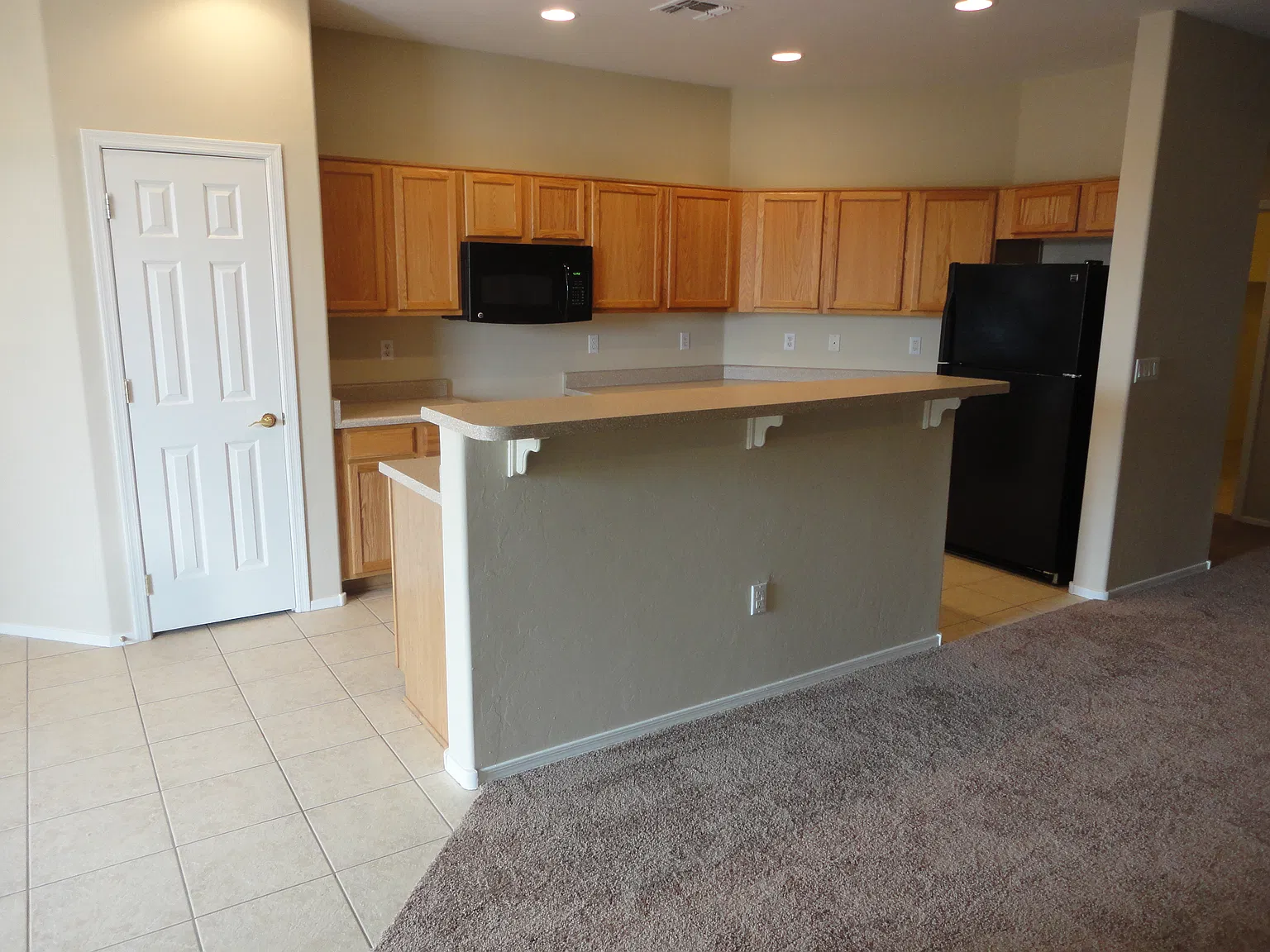 3 bed, 2.0 bath, 1945 sqft, $1,905 — Photo 2