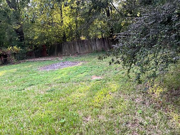 5th image of 601 W Hill Dr