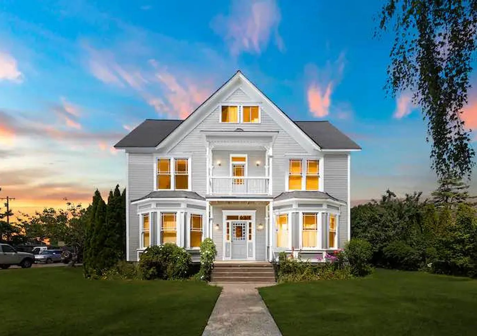 Charming Top-Floor Studio with Scenic Views at The Willows — Photo 1