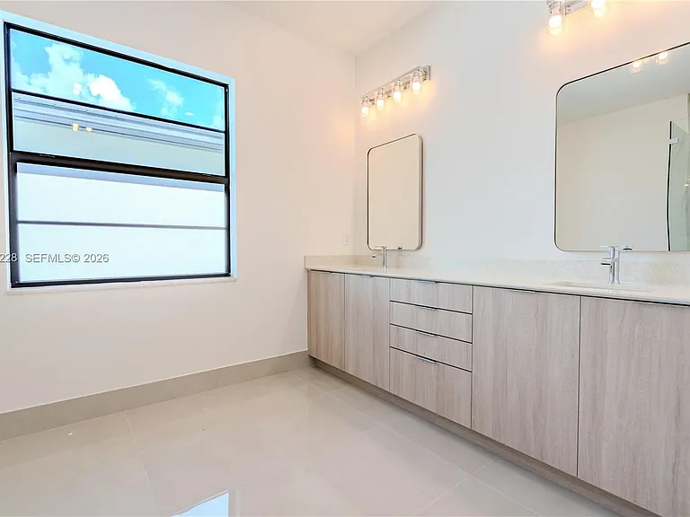 1427 SW 23rd St — Photo 30