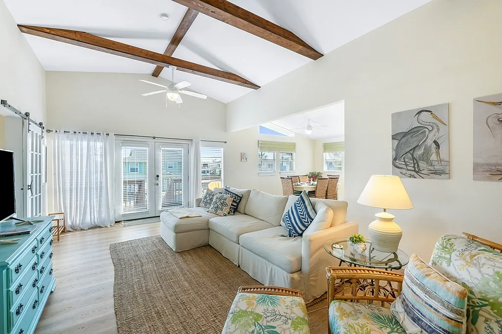 3 bed, 2.0 bath, 1488 sqft, $2,800 — Photo 2