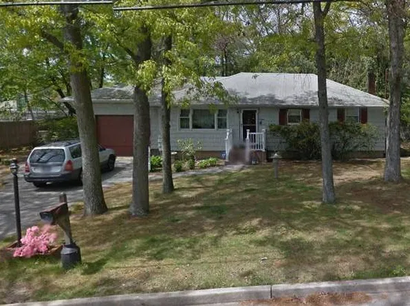16 Raymond Ave, Farmingville, NY 11738
