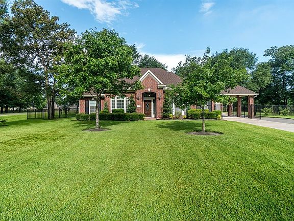 Well manicured lawn, with privacy finish that separates you from everyone else.