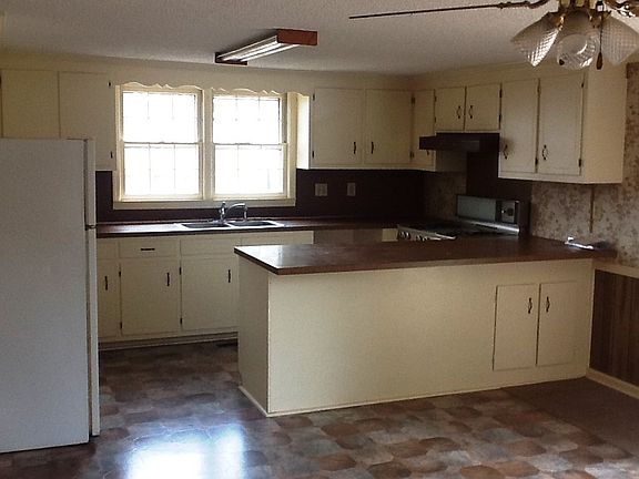Kitchen appliances included