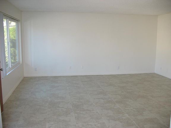 4th image of 2213 Poinsettia Dr