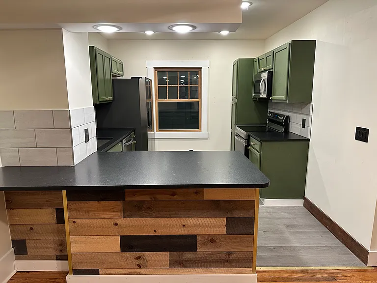 452 Whittier Ave — Photo 4