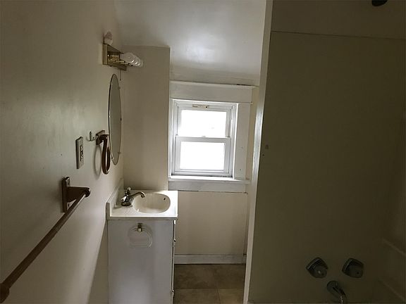 3rd image of 544 29th St #2