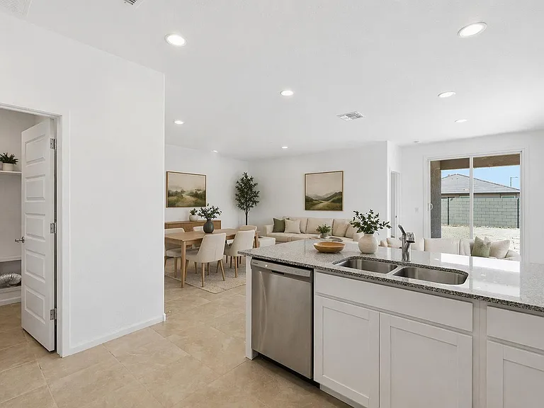 2440 W Bowker St — Photo 5