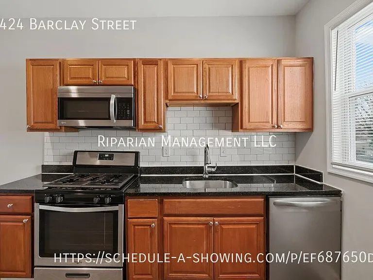 2424 Barclay St — Photo 14