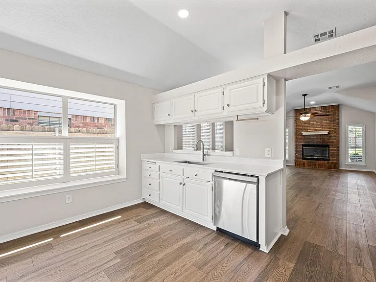 7717 Doris Dr — Photo 10