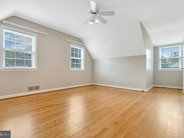 970 N Quintana St — Photo 20