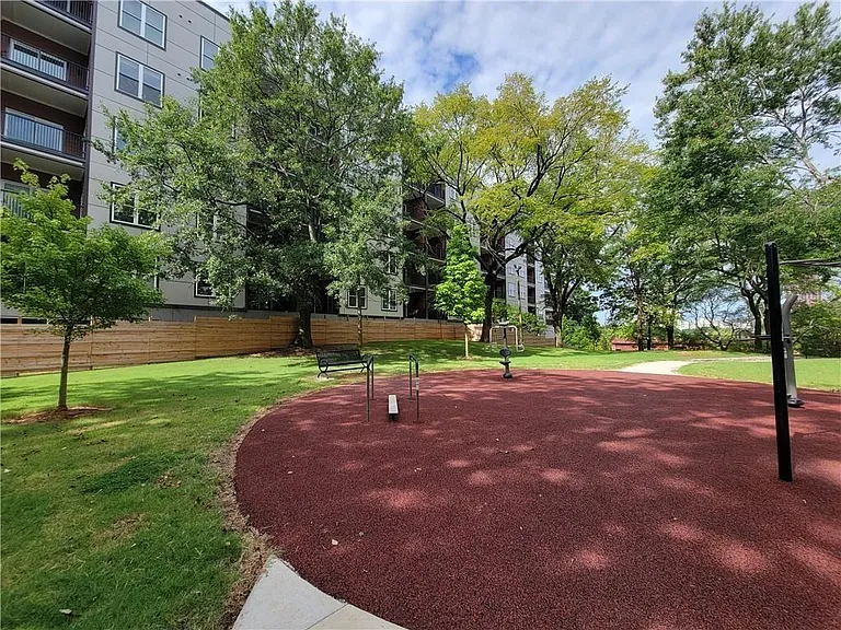 525 Parkway Dr #306 — Photo 12