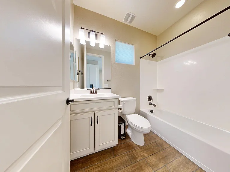 209 E Beatryce St — Photo 22