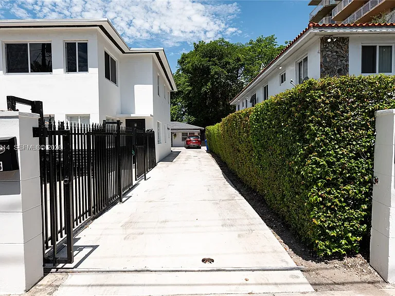 2240 SW 16th Ct #U — Photo 2