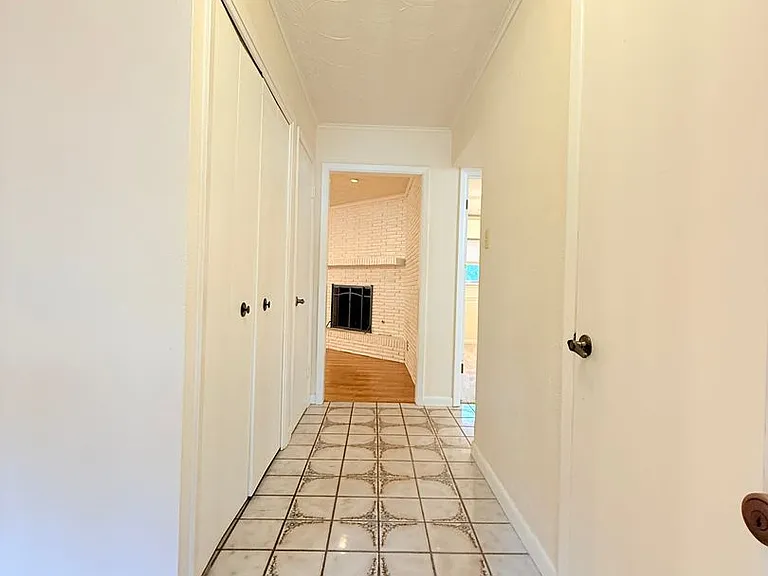612 Hillview Dr — Photo 10