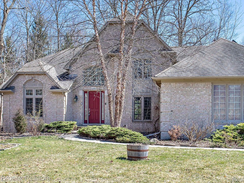 1st image of 55810 Woodridge Dr