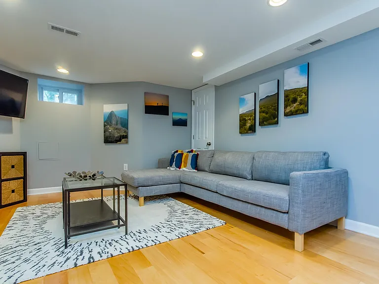 510 E St NE #B — Photo 12