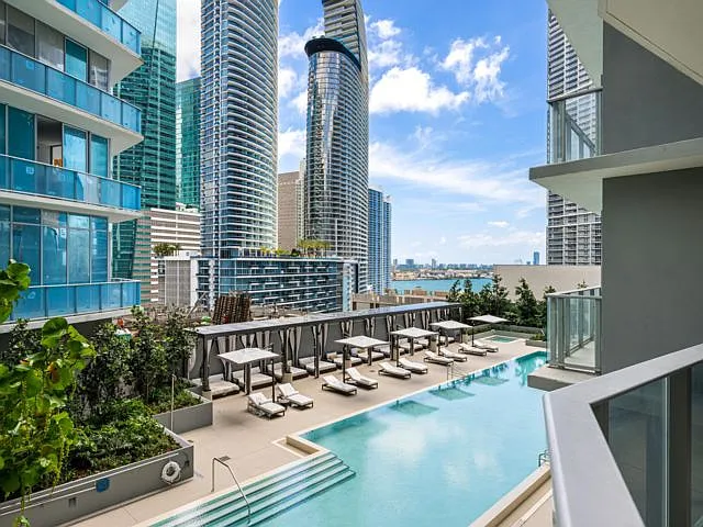 77 SE 5th St #5