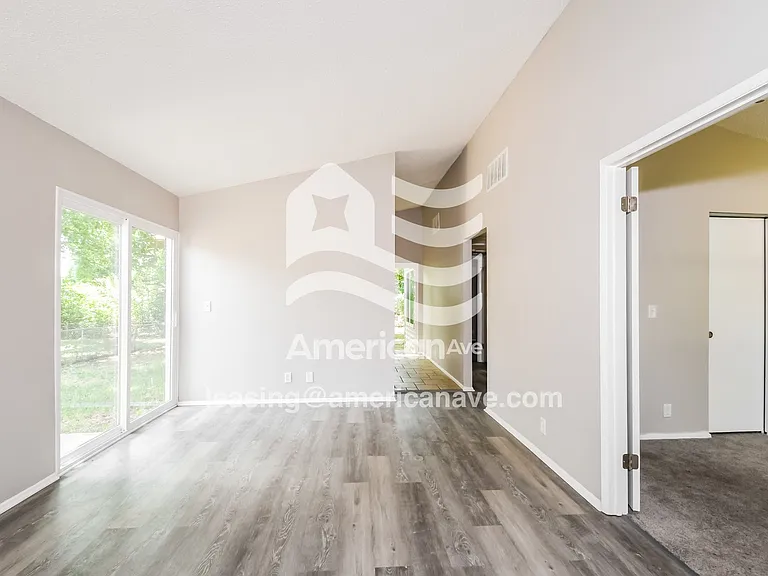 1375341_004_living_room_13846732.jpg