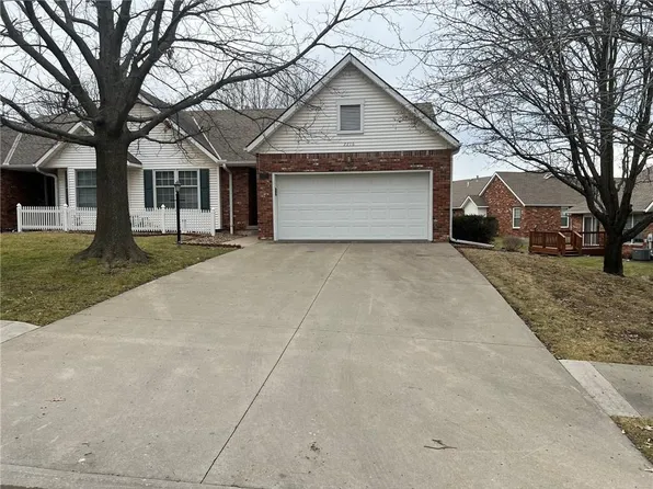 2216 Berkshire Dr, Saint Joseph, MO 64506